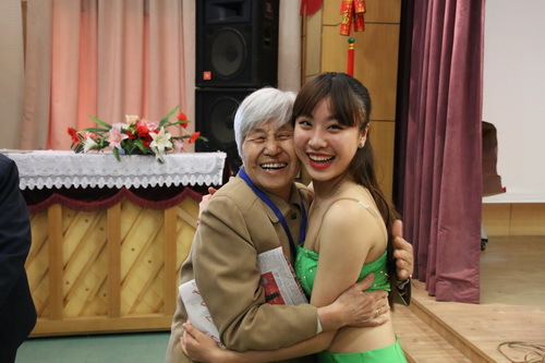 19.老人与学生紧紧相拥在一起_调整大小