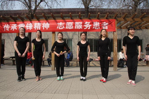 2.学生们与博爱医院团委书记合影_调整大小