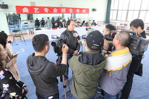 6院长接受媒体采访_调整大小