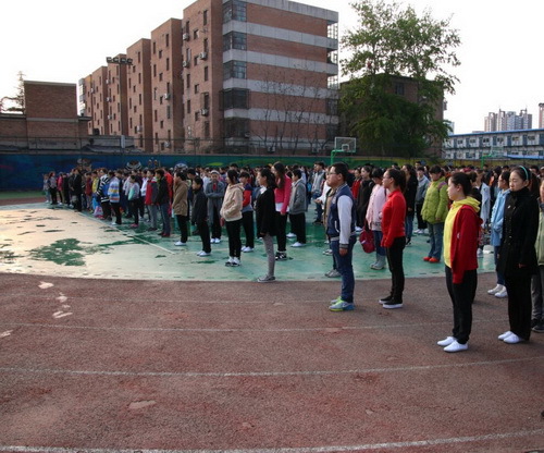 2学生列队参加升旗仪式_调整大小