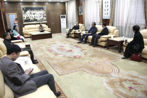 5.刘院长与来宾座谈_调整大小