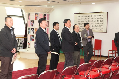 6.领导参观北戏团委”我为社会主义核心价值观代言“优秀书法作品展_调整大小