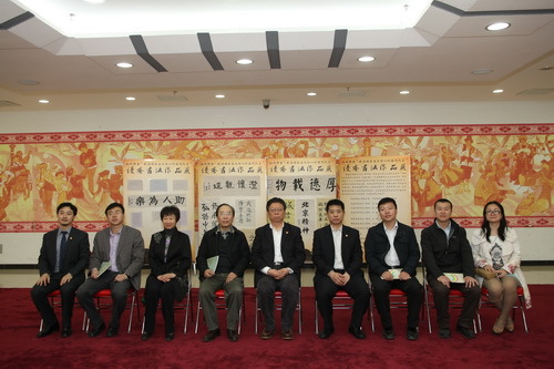 8.领导及嘉宾在排演场二楼北戏书馆合影_调整大小