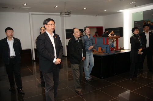 7.领导参观排演场京剧展_调整大小