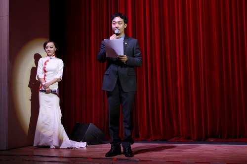 9.学院团委翟实书记介绍出席观看中华美德故事汇演出领导及嘉宾_调整大小