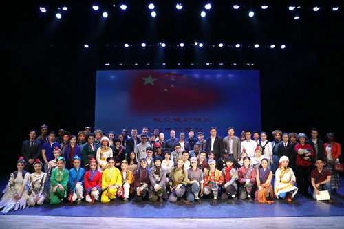 12.领导与演员及来宾合影_调整大小