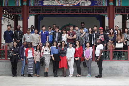 13留学生代表参观我院合影留念_调整大小
