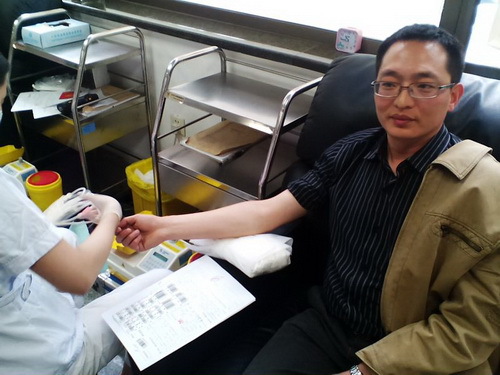 4献血现场_调整大小