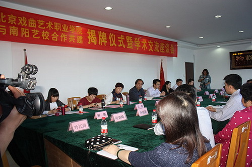 2座谈会现场_调整大小