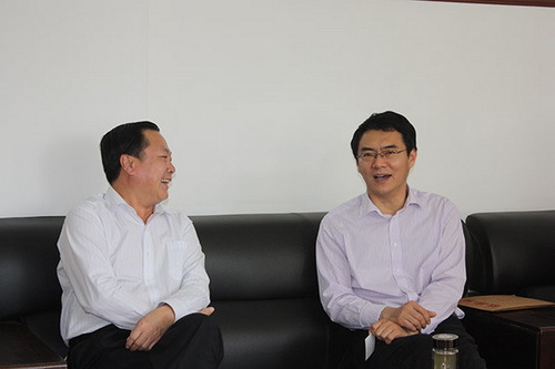 1南阳市副市长和学民（左一）与我院党委书记刘宝华（右一）亲切交谈_调整大小