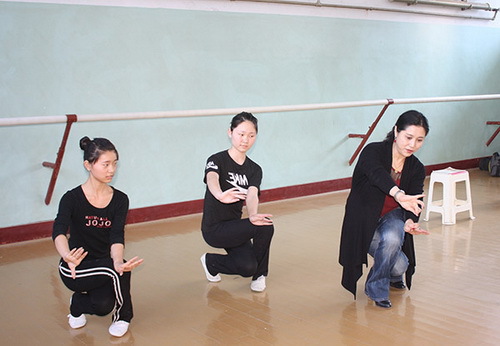 6我院副院长许翠为南阳艺术学校戏曲专业学生现场示范_调整大小