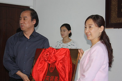 4我院院长刘侗（左一）向南阳艺术学校进行授牌，南阳艺校校长严红伟（右一）接牌_调整大小