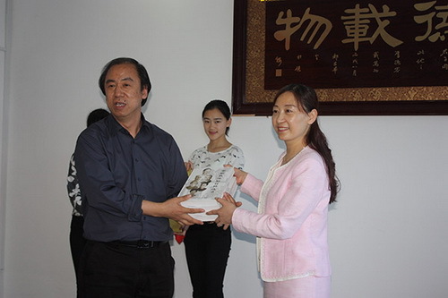 5我院向南阳艺术学校赠书_调整大小