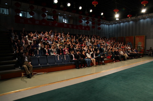 2参会党员举手表决_调整大小