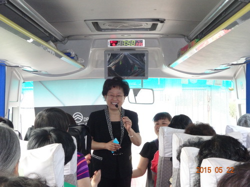 1毕兆炜副书记到车上看望老干部_调整大小