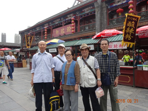 2老干部在古文化街合影_调整大小