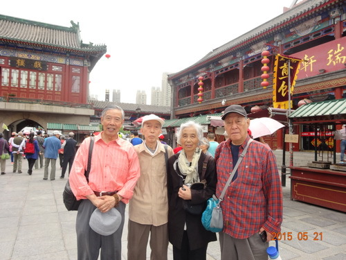 3老干部在古文化街合影_调整大小