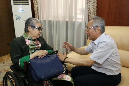 3老艺术家亲切交谈_调整大小