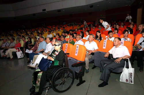 8活动现场_调整大小