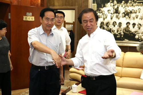 2院长与北京市文联党组书记 陈启刚亲切交谈_调整大小