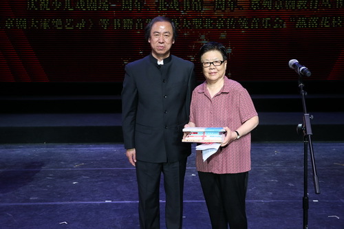 16院长刘侗向李文敏赠书_调整大小