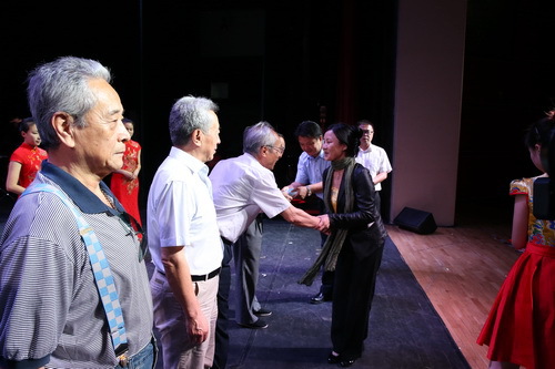 20向受访老艺术家颁发荣誉证书并赠书_调整大小