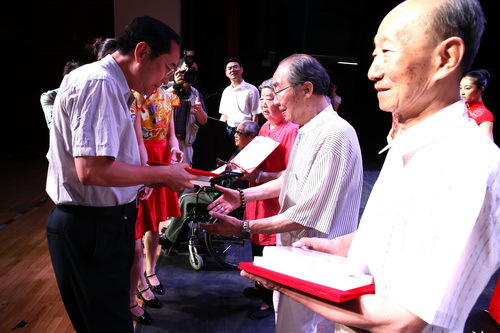 18向受访老艺术家颁发顾问证书并赠书_调整大小