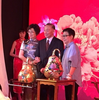 6梅葆玖先生与李文敏教授及林莉华女士合影_调整大小