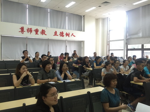 领导、老师认真观摩_调整大小