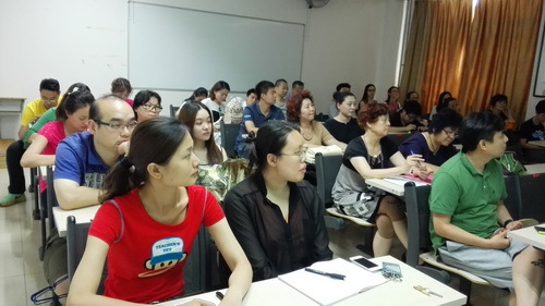 2老师们认真聆听讲座_调整大小