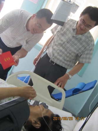 张秘书长赠送慰问金（北戏）_调整大小