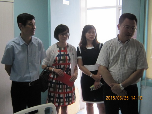 张秘书长一行慰问困难党员（北戏）_调整大小