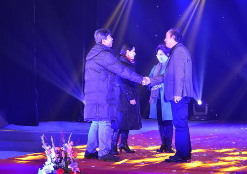 9院长刘侗、副院长许翠对演出的成功表示祝贺_调整大小