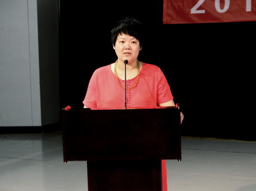 3学院办公室主任王静主持仪式_调整大小