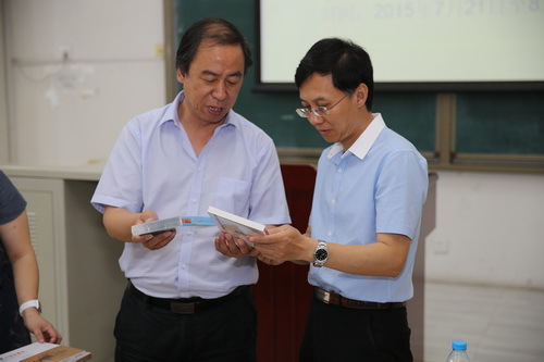 4院长刘侗赠送《北戏韵律》、《京剧大家绝艺录》及《武生大家的嘱托》给中国文化部港澳台办台湾处处长廖兵_调整大小