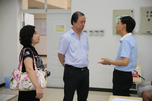 1院长与中国文化部港澳台办台湾处处长廖兵交谈_调整大小