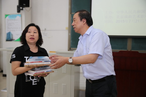 5院长刘侗赠送《北戏韵律》、《京剧大家绝艺录》及《武生大家的嘱托》给台湾戏曲学院带队老师李光玉_调整大小