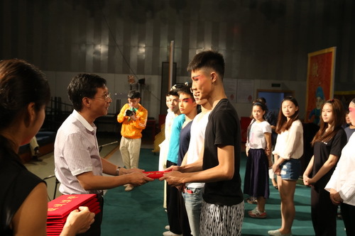 5文化部港澳台办台湾处处长廖兵为学生颁发证书_调整大小