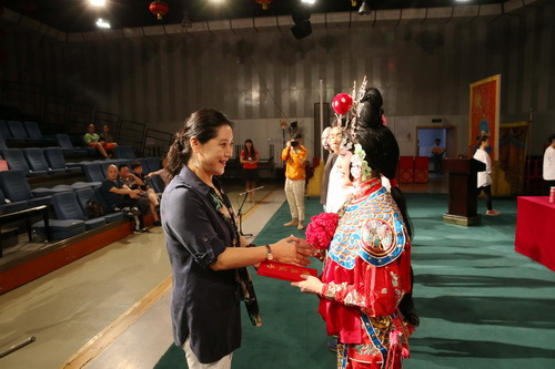 7许翠副院长为学生颁发证书_调整大小