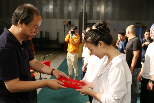 6刘侗院长为学生颁发证书_调整大小