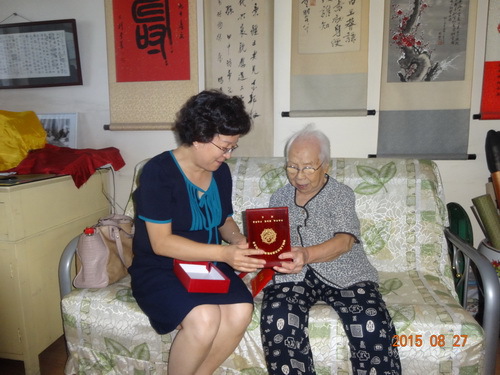 2毕书记和任均老师亲切交谈_调整大小