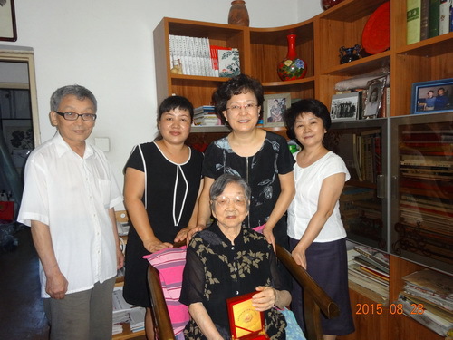 4毕书记和安群老师家人合影_调整大小