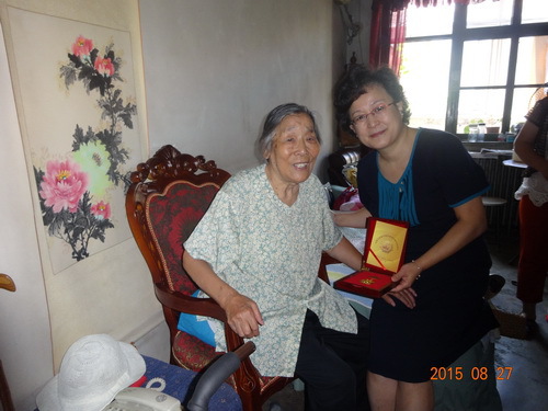 3毕书记看望郭大影老师_调整大小