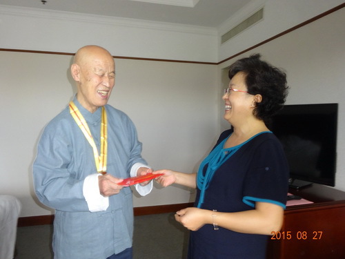 5毕书记给李余秀老师发放慰问金_调整大小