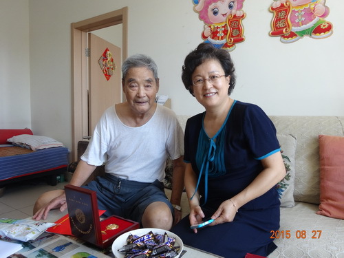 1毕书记和刘文林老师合影_调整大小