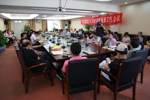 10全体辅导员、班主任德育工作会议_调整大小