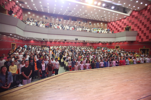 1.全体中职学生起立唱国歌_调整大小