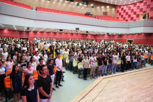 2全体高职学生起立唱国歌_调整大小