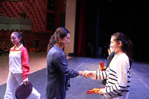 03.副院长许翠为获奖学生代表颁奖_调整大小