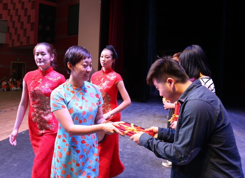 09副院长吴蕾为获奖学生代表颁奖_调整大小